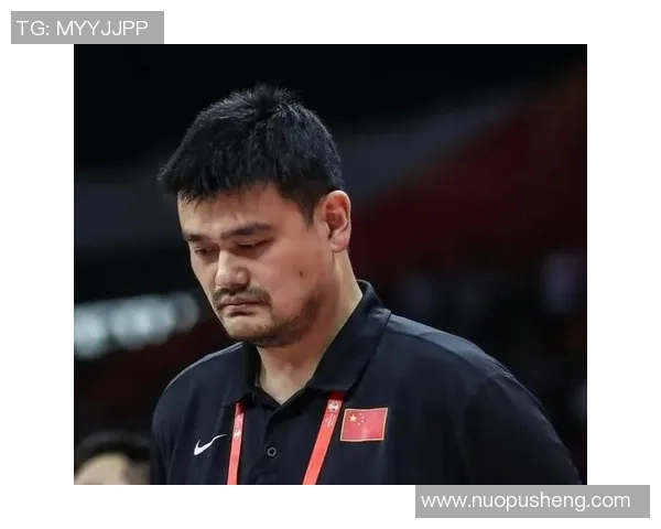 姚明叔叔长得高大威猛仿佛篮球场上的巨人让人惊叹不已 姚明叔叔长得高大威猛仿佛篮球场上的巨人让人惊叹不已