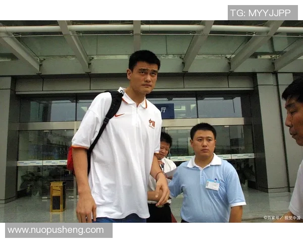 姚明飞往纽约的篮球传奇之旅与梦想成真的故事